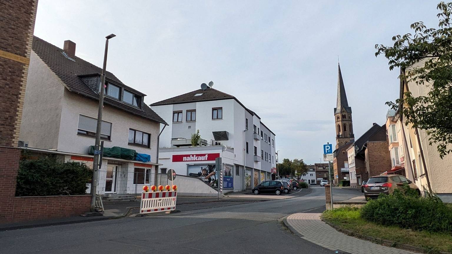 Blick auf die Kirchstraße in Merten mit dem Supermarkt „nahkauf“.