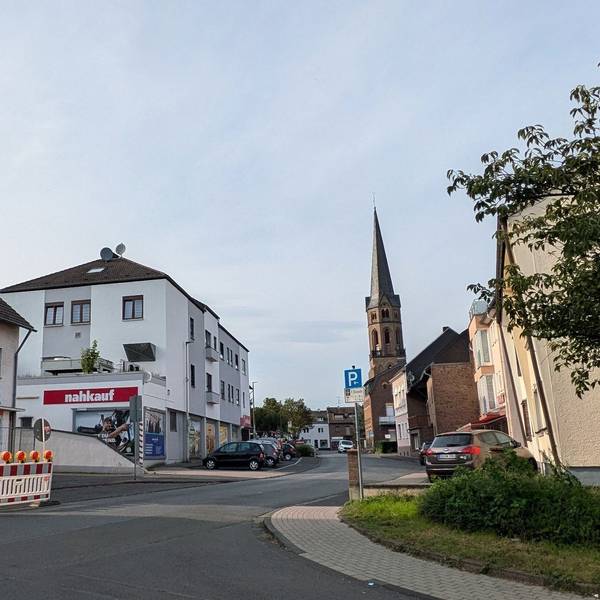 Blick auf die Kirchstraße in Merten mit dem Supermarkt „nahkauf“.