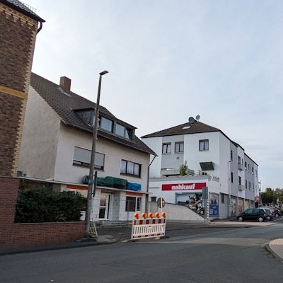Blick auf die Kirchstraße in Merten mit dem Supermarkt „nahkauf“.