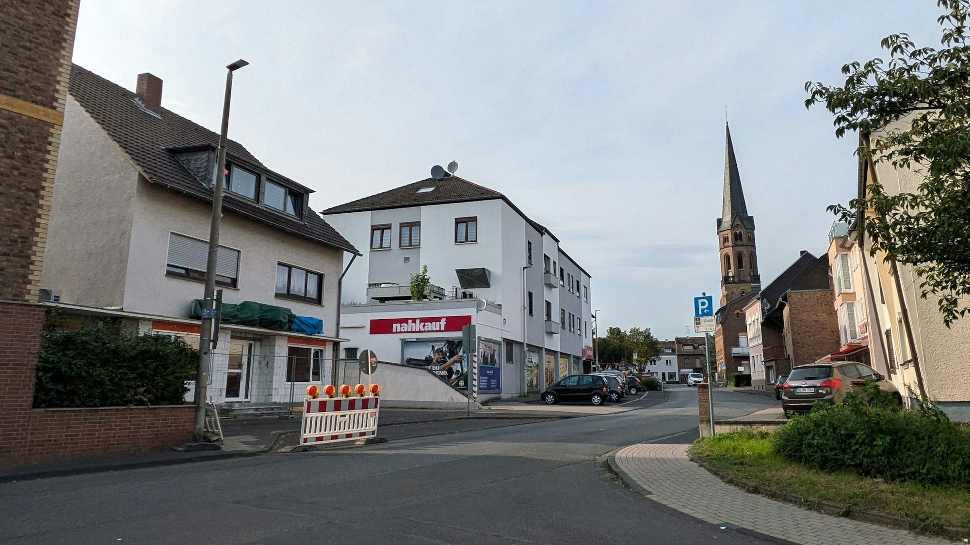 Blick auf die Kirchstraße in Merten mit dem Supermarkt „nahkauf“.
