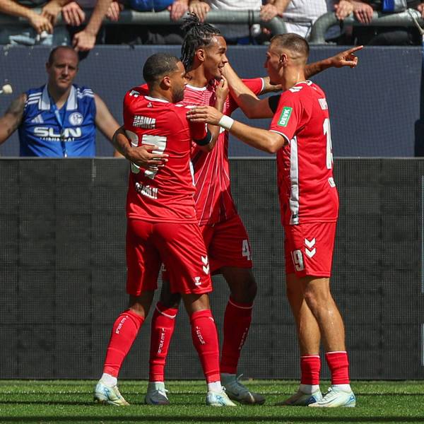 Es läuft beim 1. FC Köln: Damion Downs, Tim Lemperle und Linton Maina freuen sich über das 1:0 auf Schalke.