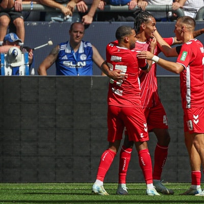 Es läuft beim 1. FC Köln:  Damion Downs, Tim Lemperle und Linton Maina freuen sich über das 1:0 auf Schalke.