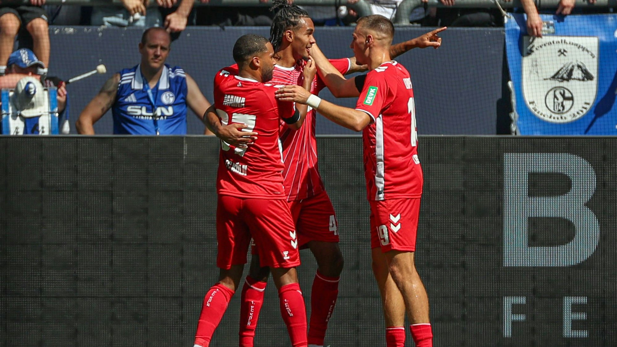 Es läuft beim 1. FC Köln: Damion Downs, Tim Lemperle und Linton Maina freuen sich über das 1:0 auf Schalke.