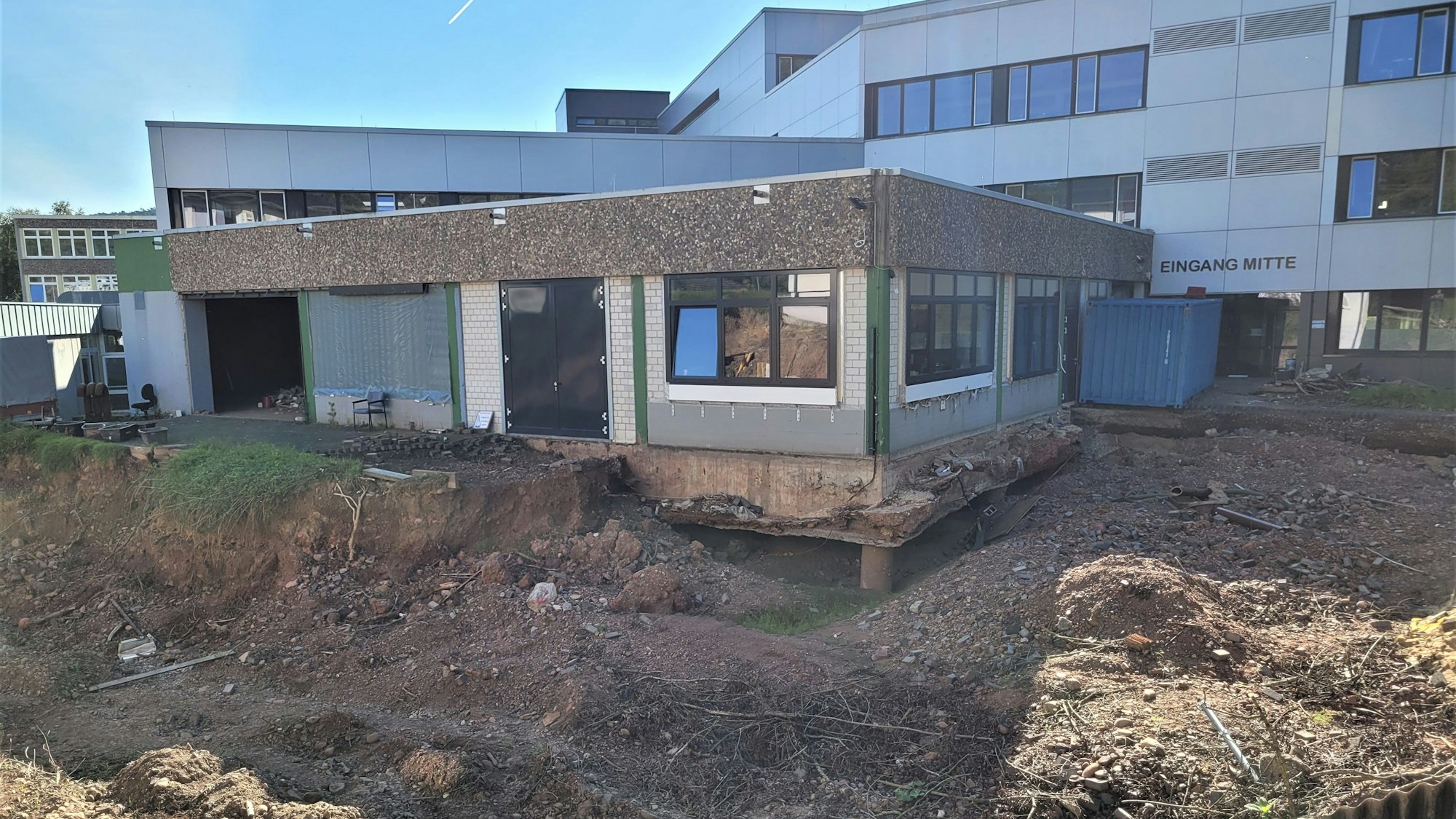 Das Bild zeigt das Berufskolleg Eifel in Kall nach der Flut. Der Kallbach hat dort große Schäden verursacht.