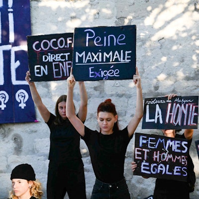 Demonstranten halten Plakate während eines Protestes vor dem Gerichtsgebäude