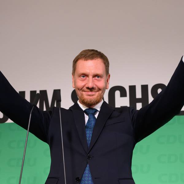 01.09.2024, Sachsen, Dresden: Michael Kretschmer (CDU), amtierender Ministerpräsident von Sachsen und Spitzenkandidat, winkt nach der Verkündung der ersten Hochrechnungen auf der Bühne. In Sachsen fand am Sonntag die Landtagswahl statt. (zu dpa: «Alles ausgezählt: CDU wird in Sachsen stärkste Kraft») Foto: Robert Michael/dpa +++ dpa-Bildfunk +++