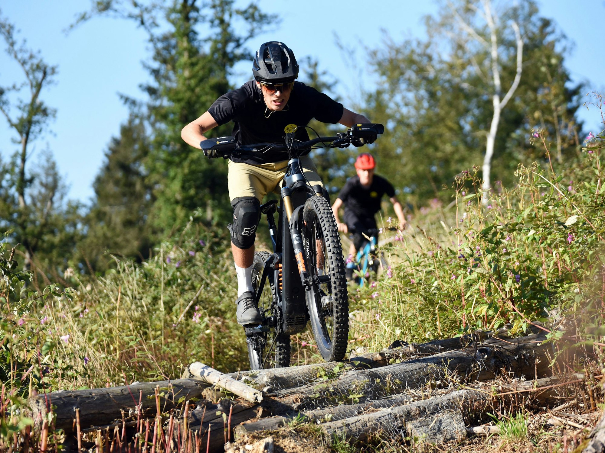Erik Muth überquert mit seinem Mountainbike ein Hinderniss.
