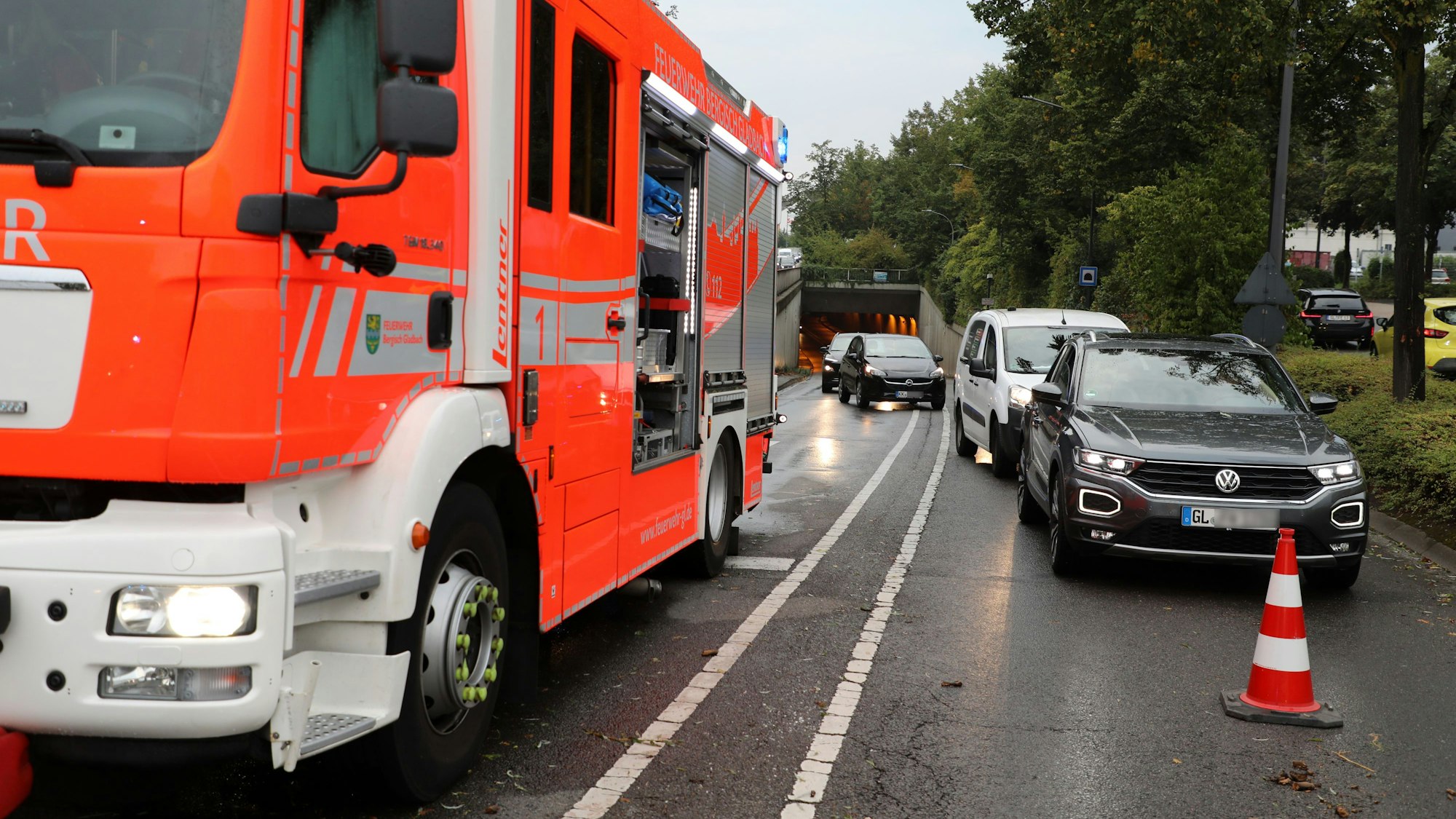Auf der Ausfahrt des City-Tunnels in Bergisch Gladbach steht ein Pylon, der die Straße sperrt. Daneben steht ein Feuerwehrfahrzeug.