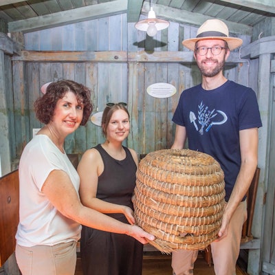 Die Ausstellung im neuen Bienenhaus stellten (v.l.) Rosemarie Katzenbach, Carolin Gilgenbach und Stephan Hahn vor.