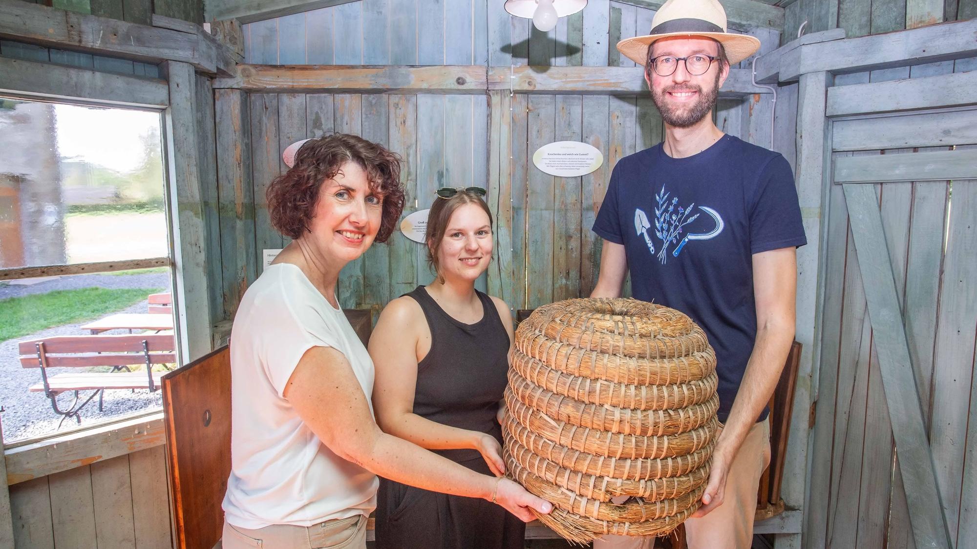 Die Ausstellung im neuen Bienenhaus stellten (v.l.) Rosemarie Katzenbach, Carolin Gilgenbach und Stephan Hahn vor.