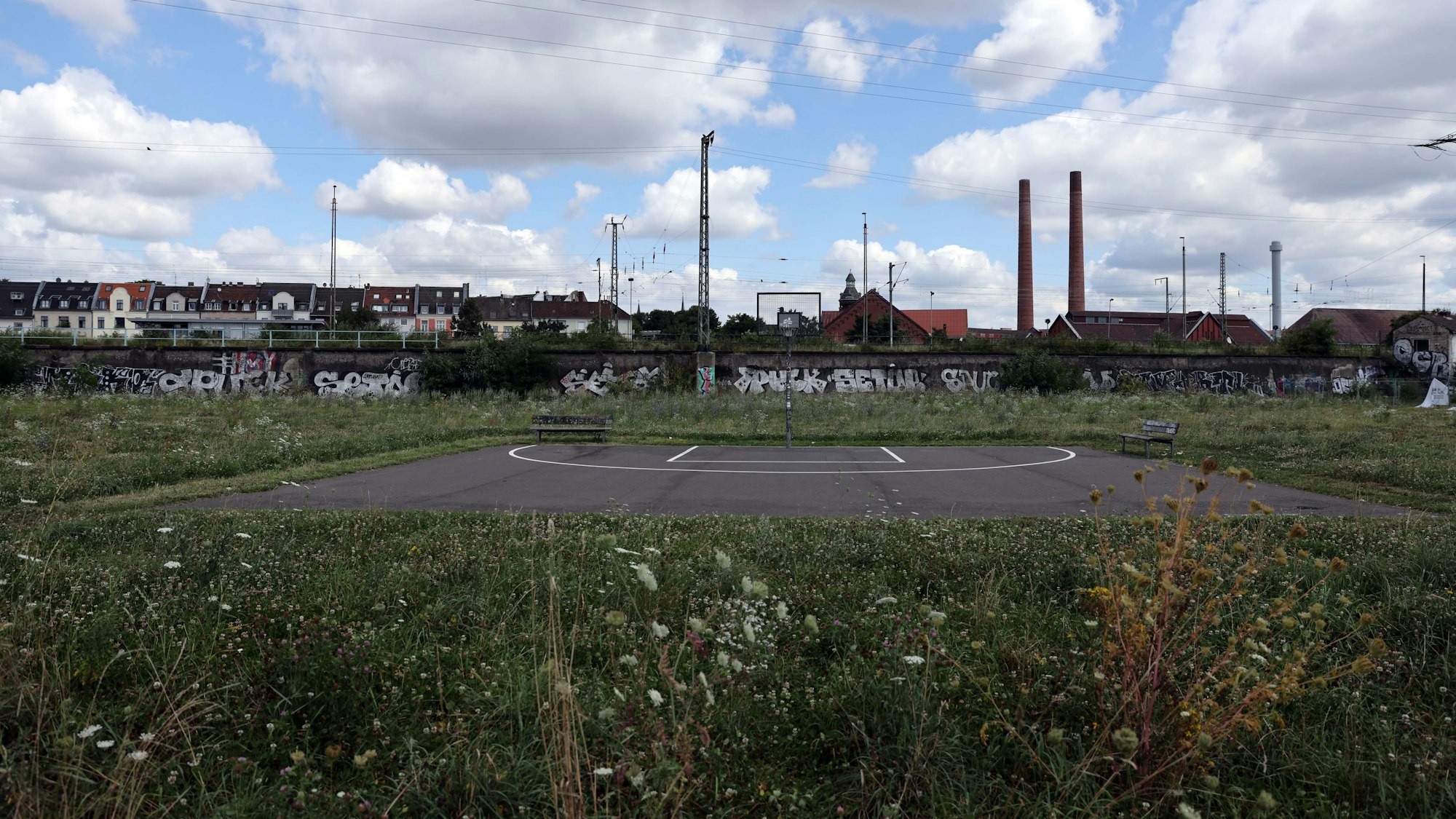 Die Streetball-Fläche im Pionierpark, im Hintergrund die Schornsteine des Wasser- und Elektrizitätswerks am Bonner Wall.
