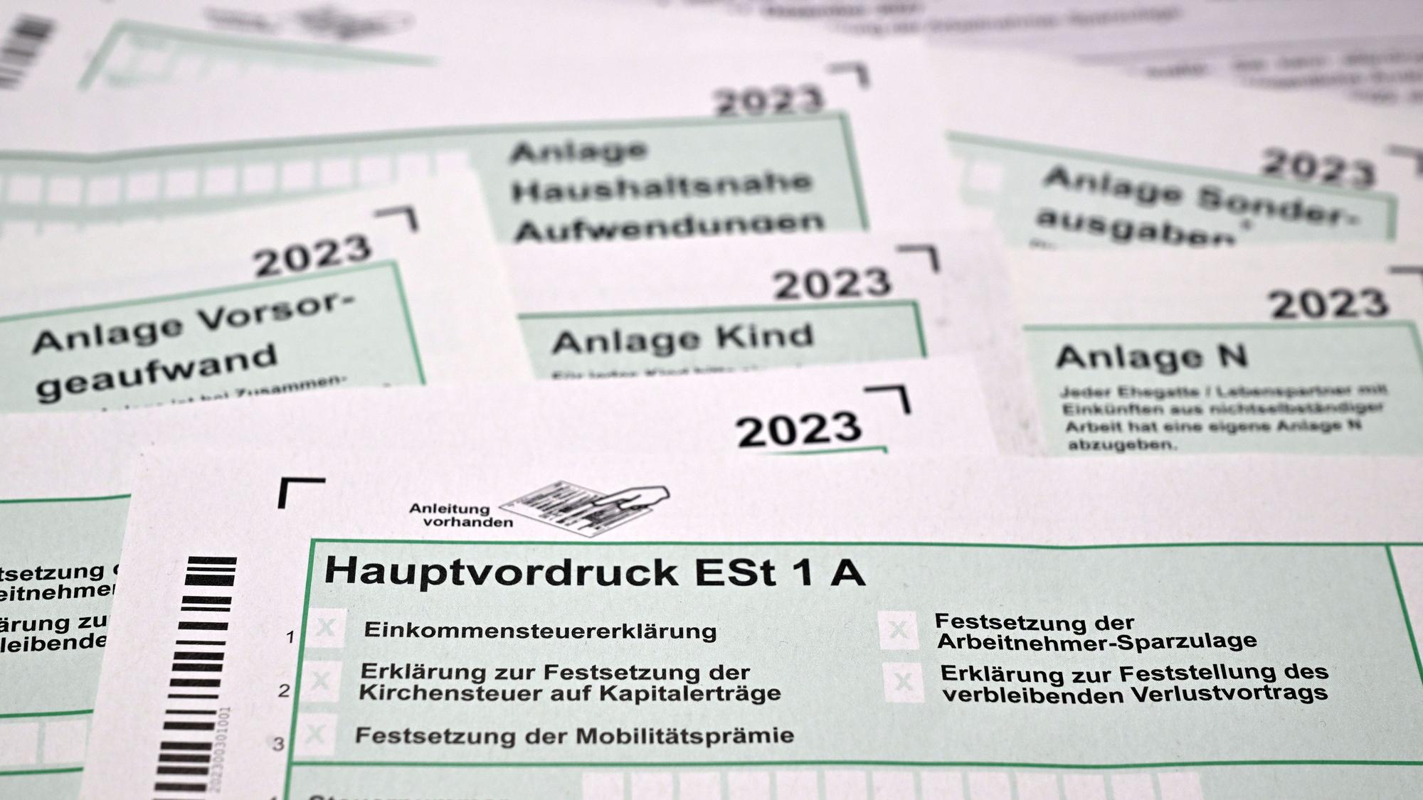 ARCHIV - 16.01.2024, Thüringen, Erfurt: Formulare für die Einkommenssteuererklärung mit Anlagen liegen auf einem Schreibtisch. (zu dpa: «Steuern, Wahlen, Corona-Hilfen: Das ändert sich im September») Foto: Martin Schutt/dpa +++ dpa-Bildfunk +++
