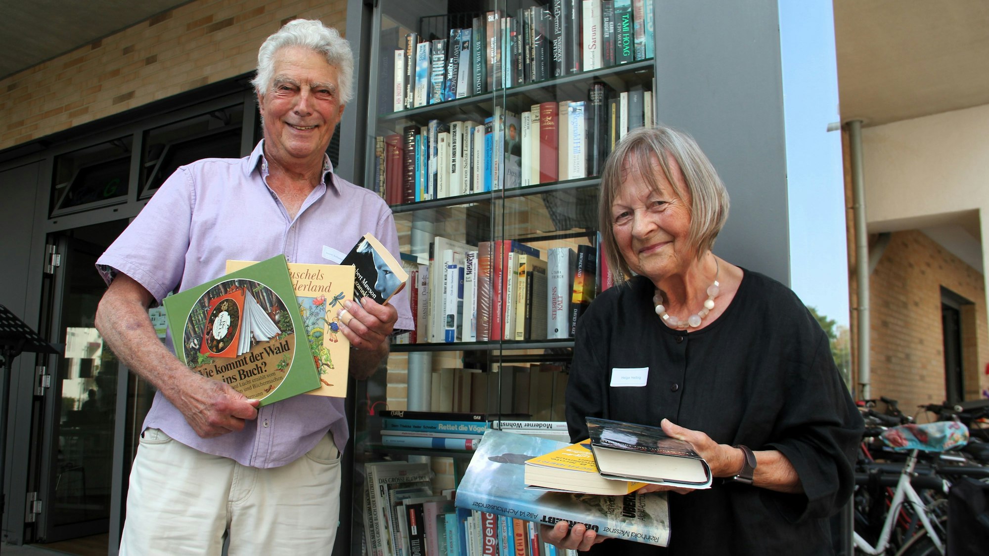 Horst Schumacher und Helga Hilbig vom Verein ZeitGeist hoffen auf eine stete Leserschaft am Bücherschrank.