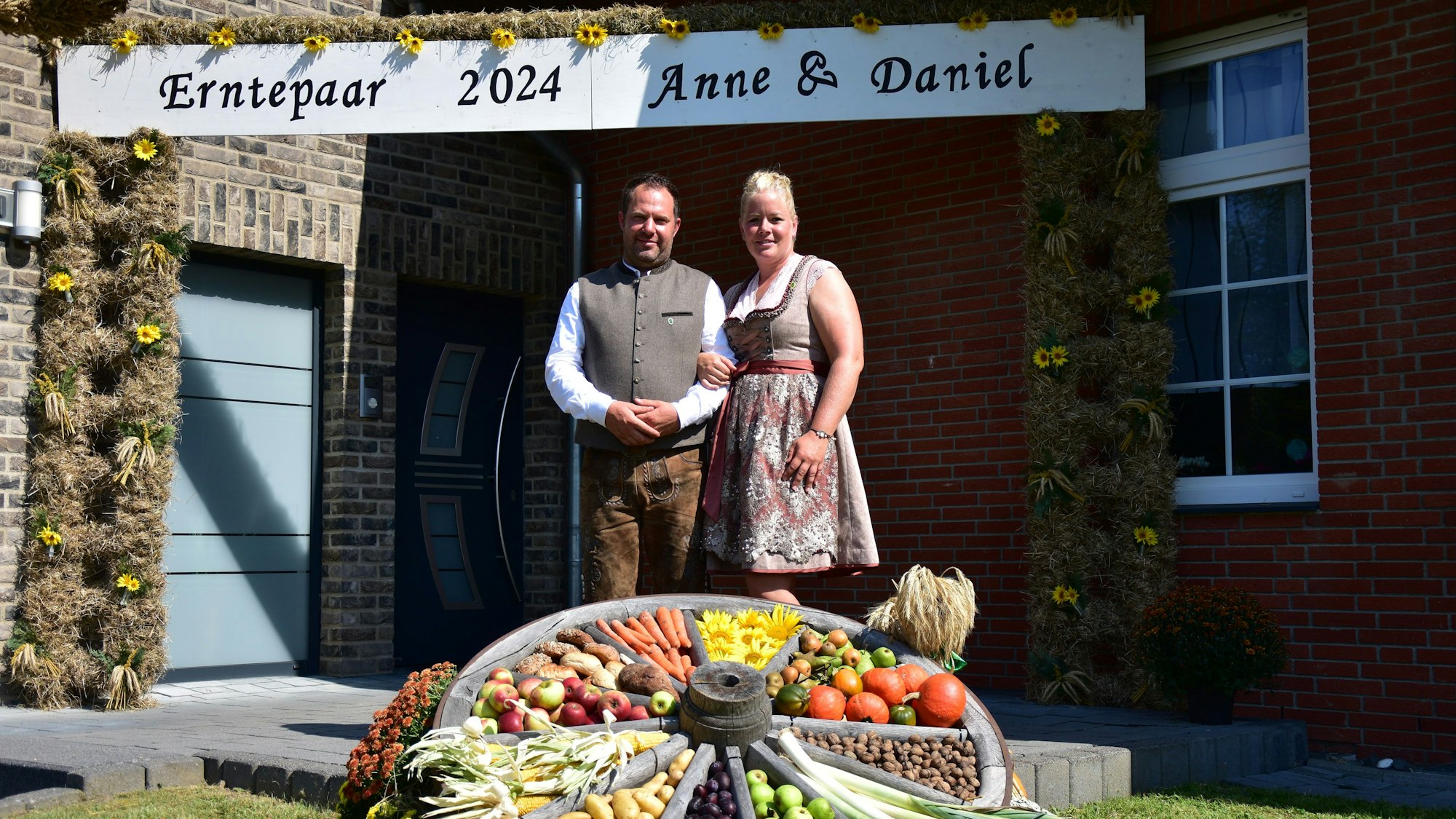 Das Erntepaar Daniel und Anne Reinelt des Bröltaler Erntevereins.