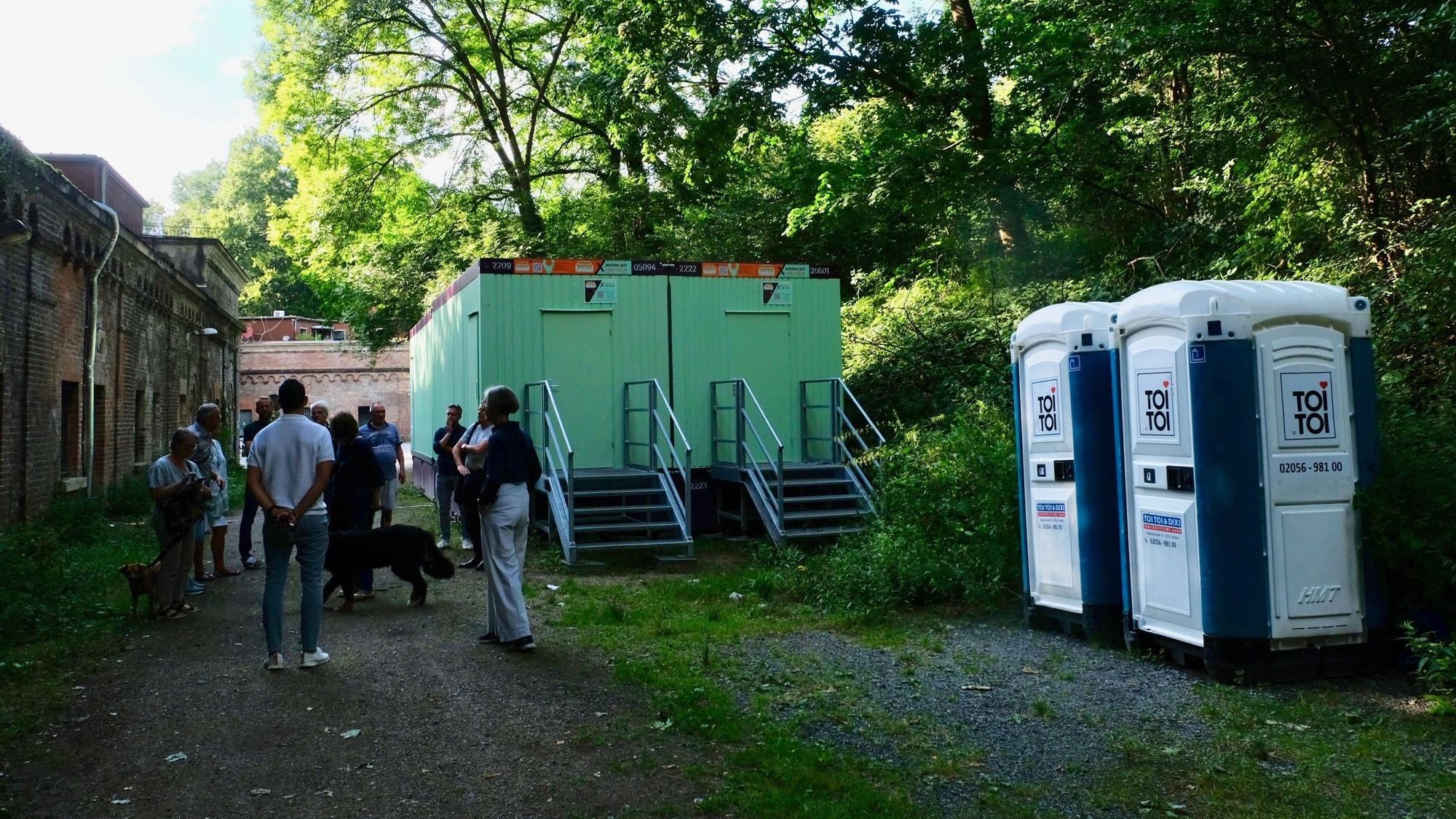Dixies und Duschcontainer am Platz des Fußballvereins SC Blau-Weiß.