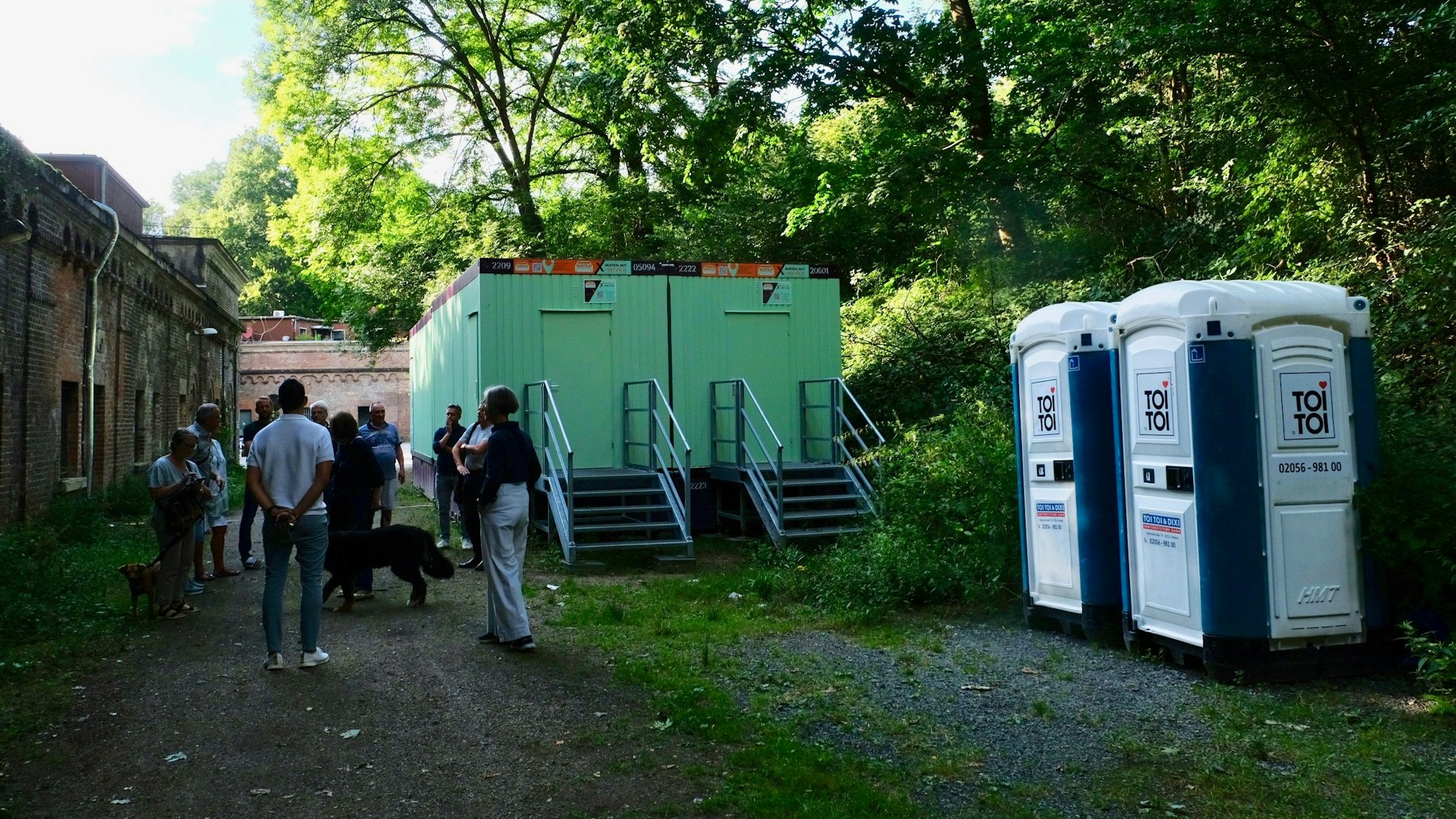 Dixies und Duschcontainer am Platz des Fußballvereins SC Blau-Weiß.