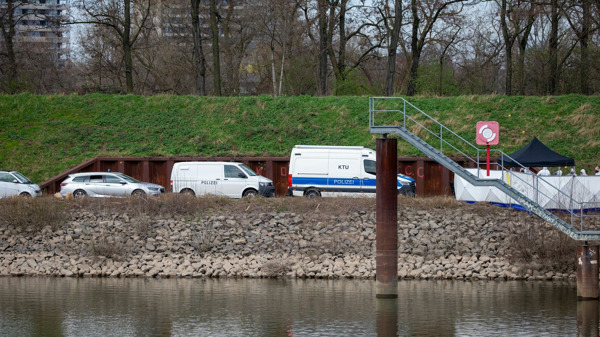 Der Fundort der Leiche am Niehler Hafen.