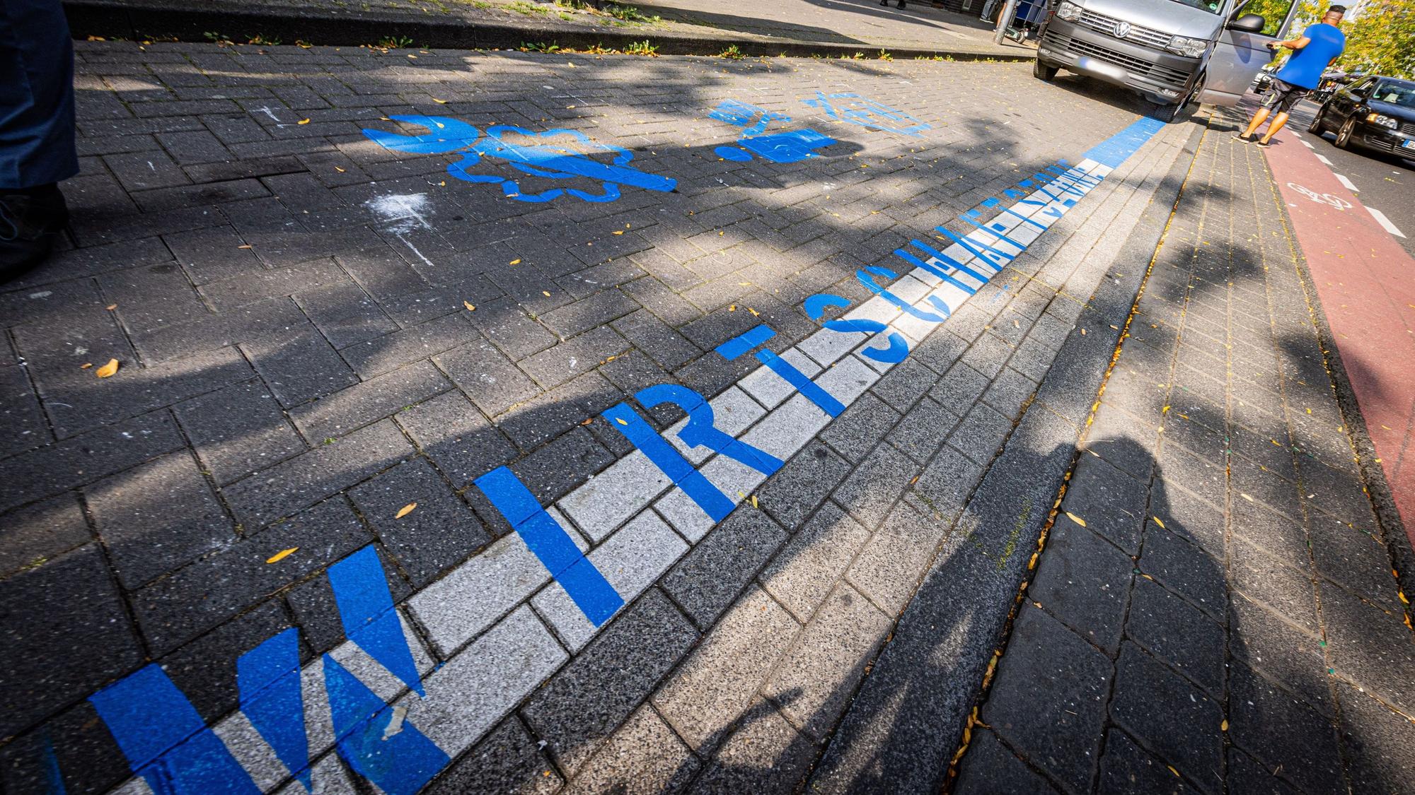 Piktogramme und das Wort Wirtschaftszone wurde in Blau auf die Fläche einer Parktasche geschrieben.