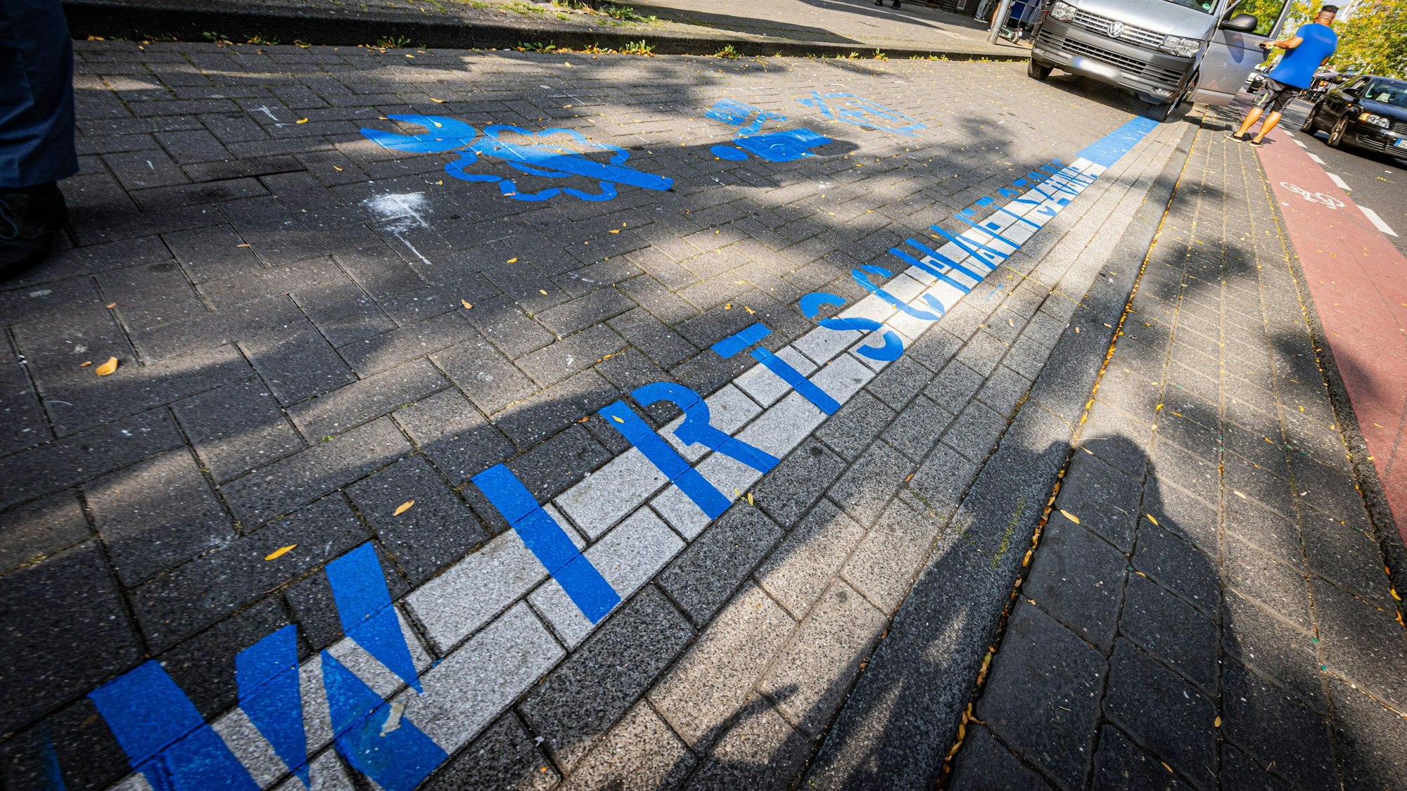 Piktogramme und das Wort Wirtschaftszone wurde in Blau auf die Fläche einer Parktasche geschrieben.