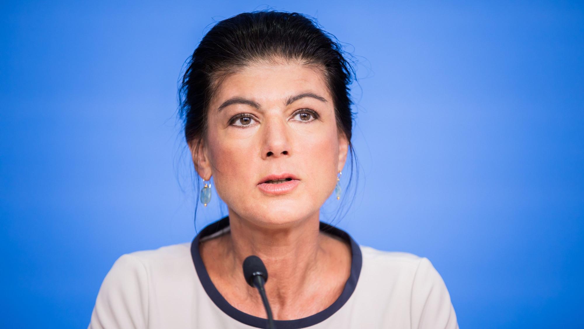 Sahra Wagenknecht, BSW-Parteivorsitzende, spricht bei einer Pressekonferenz zu den Landtagswahlen in Sachsen und Thüringen.
