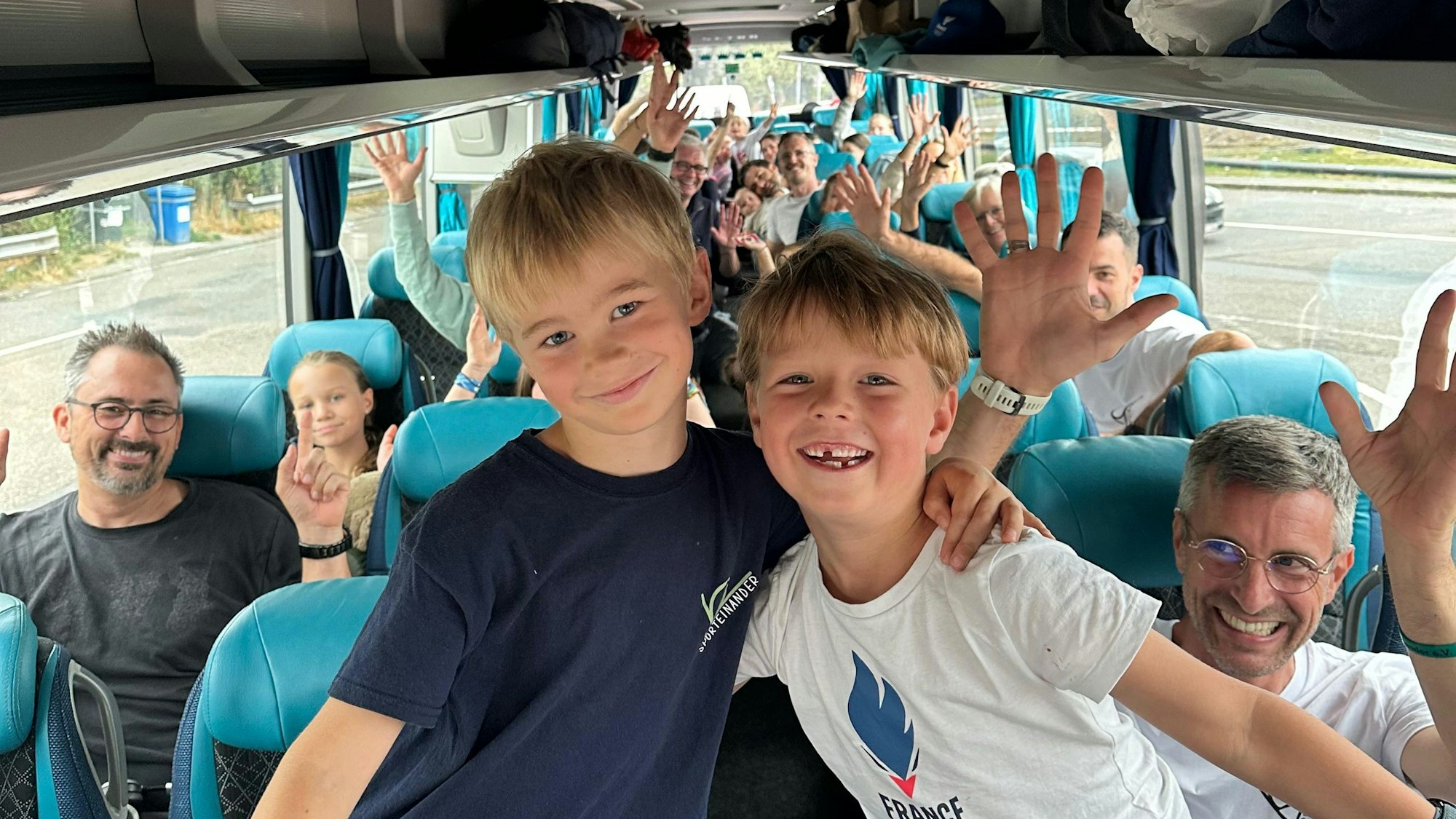 In dem eigens für die Reise im Olympia-Design gestaltete Reisebus ging es vom Rhein an die Seine: Jannes Dorschu (l.) und Pepe Michel fühlten sich dabei fast wie Spitzensportler.