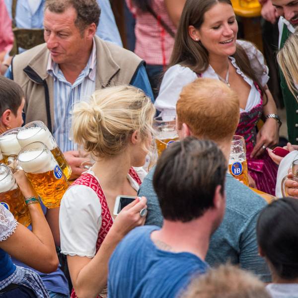 Eine Kellnerin trägt auf dem Münchner Oktoberfest auf der Theresienwiese in München (Bayern) im Hofbräuzelt zehn Maß Bier zu einem Tisch.