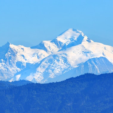 Der schneebedeckte Mont Blanc in den Alpen.