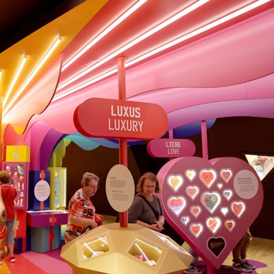 Im Stile eines bunten Karussells widmet sich die neue Ausstellung im Schokoladenmuseum der süßen Gefühlswelt.