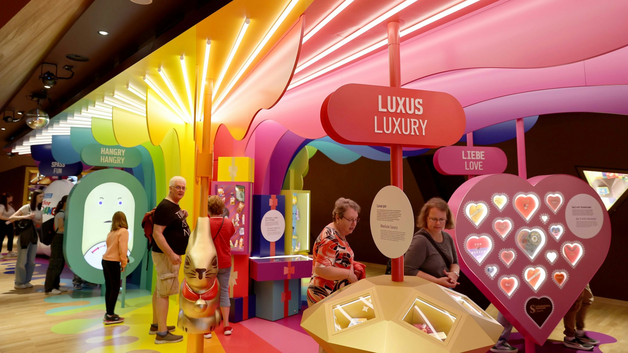 Im Stile eines bunten Karussells widmet sich die neue Ausstellung im Schokoladenmuseum der süßen Gefühlswelt.