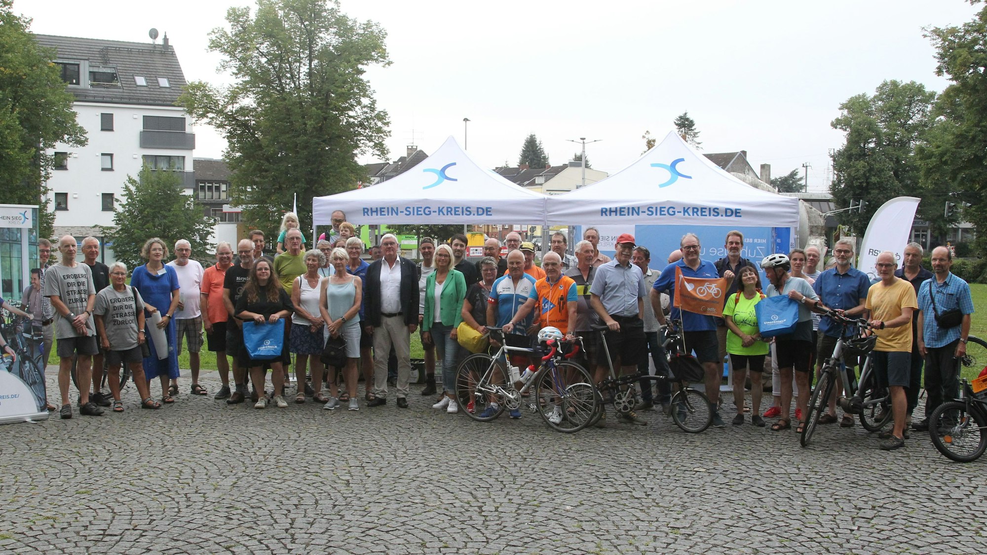 Start der Kampagne Stadtradeln: Landrat Sebastian Schuster und der ADFC geben den Startschuss für die dreiwöchige Aktion.