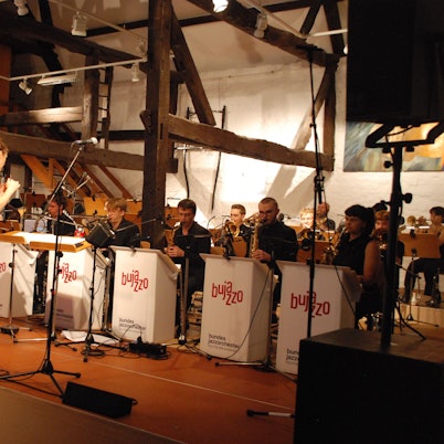 Blick auf die Musiker des das Bundesjazzorchesters.