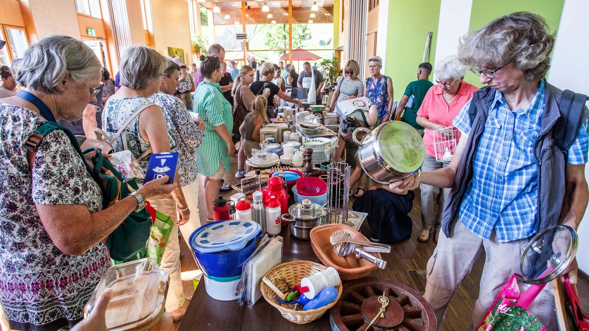 Zahlreiche Menschen drängen sich rund um Stände beim „Bergischen Tauschrausch“, der Teil des Ressourcentages auf Metabolon war.