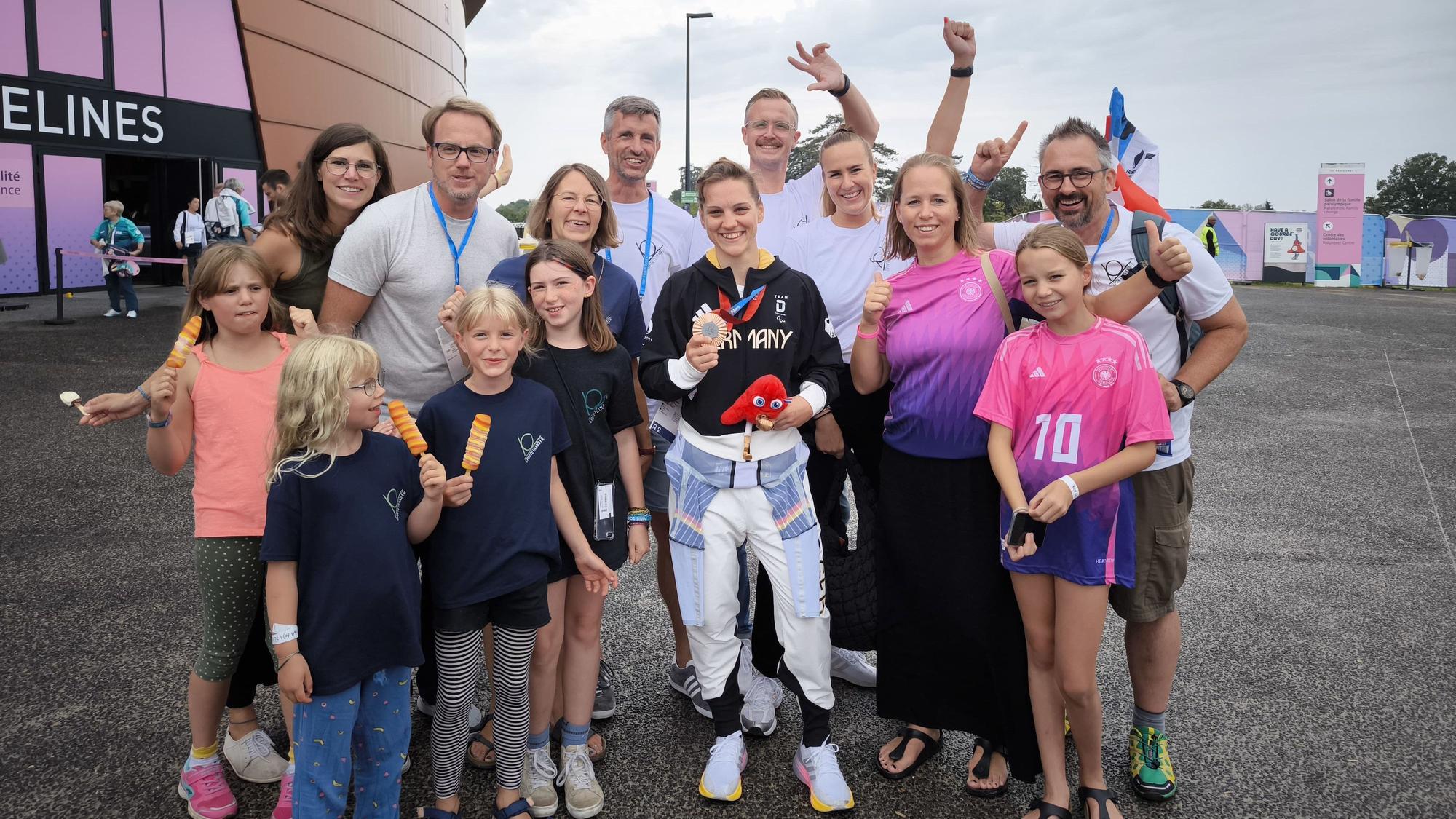 Mitlgieder des inklusive Sportvereins "Sporteinander" aus Bornheim trafen bei den Paralympics 2024 in Paris die deutsche Bahnradsportlerin Maike Hausberger.