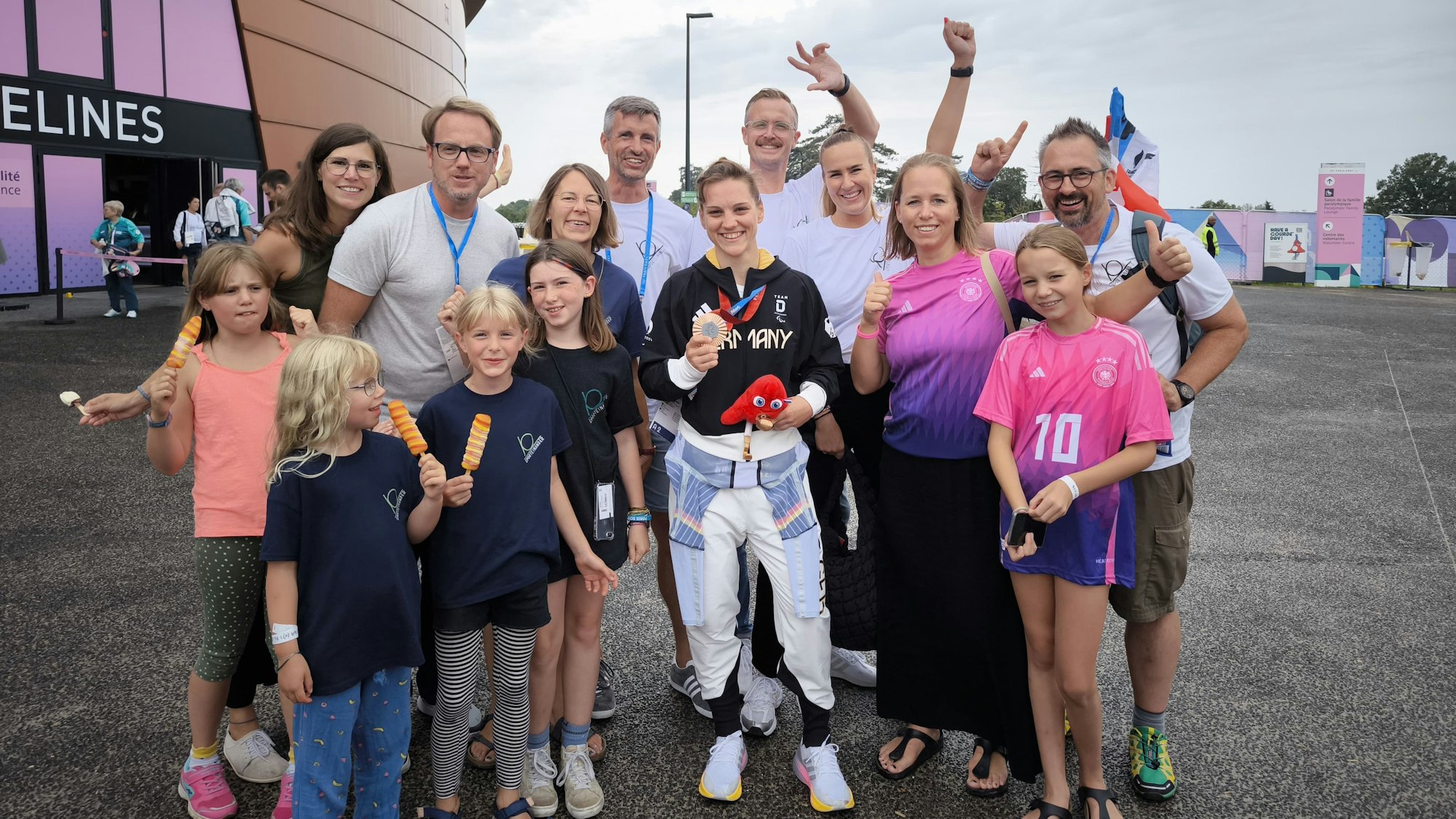 Mitlgieder des inklusive Sportvereins "Sporteinander" aus Bornheim trafen bei den Paralympics 2024 in Paris die deutsche Bahnradsportlerin Maike Hausberger.
