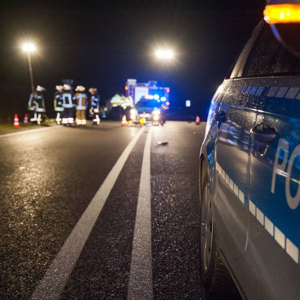 Ein Polizeiwagen im nächtlichen Einsatz. (Symbolfoto)