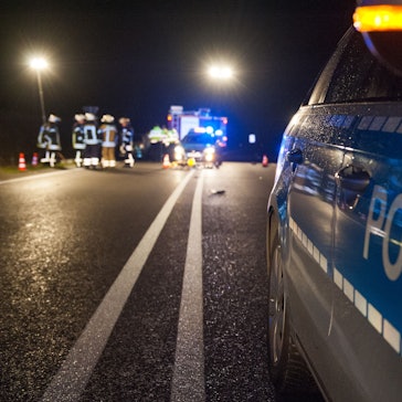 Ein Polizeiwagen im nächtlichen Einsatz. (Symbolfoto)
