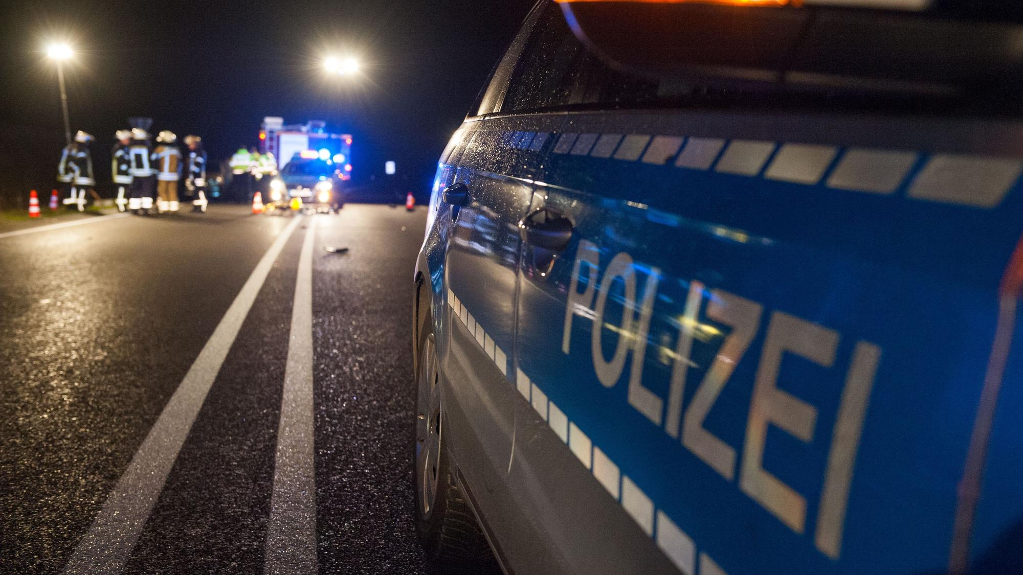 Ein Polizeieinsatz in der Nacht in Köln. (Symbolfoto)
