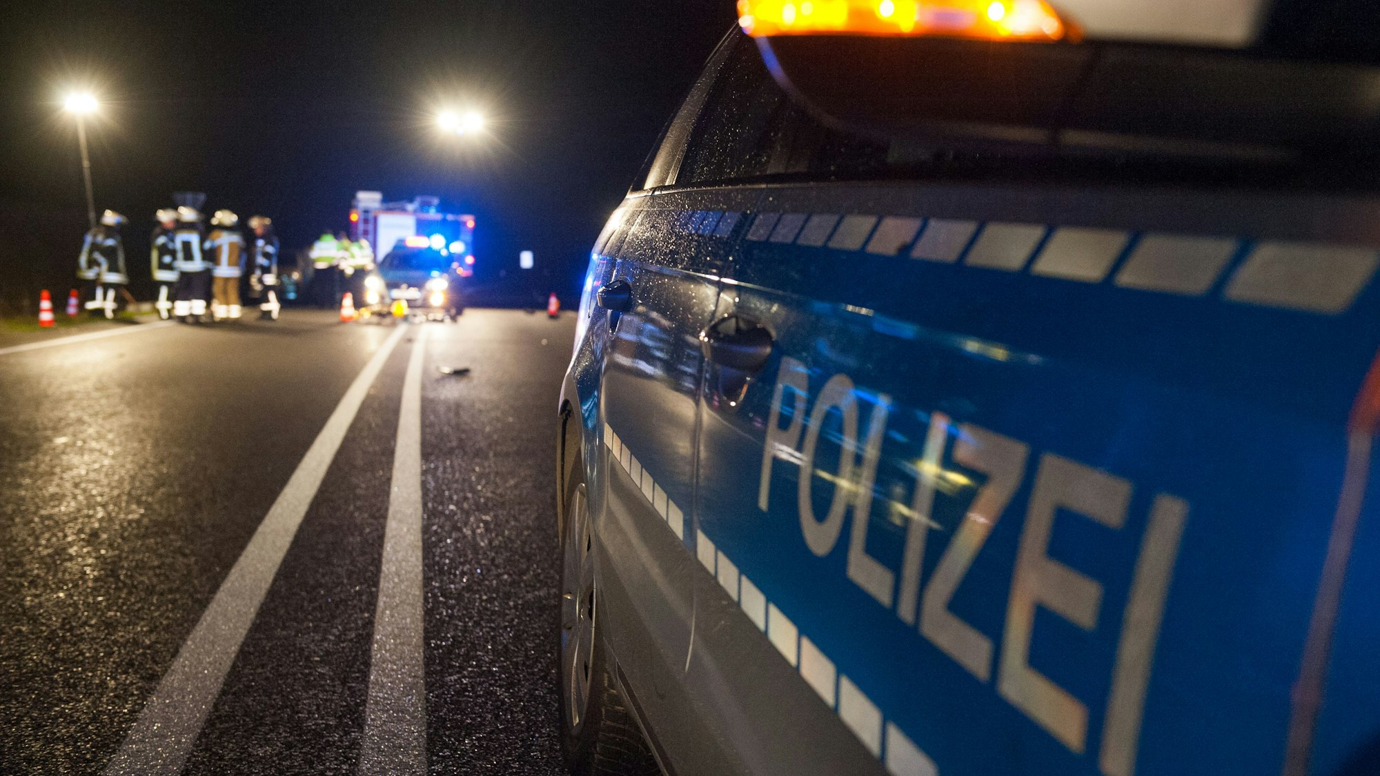 Polizeieinsatz in der Nacht nach einer Straftat. (Symbolfoto)