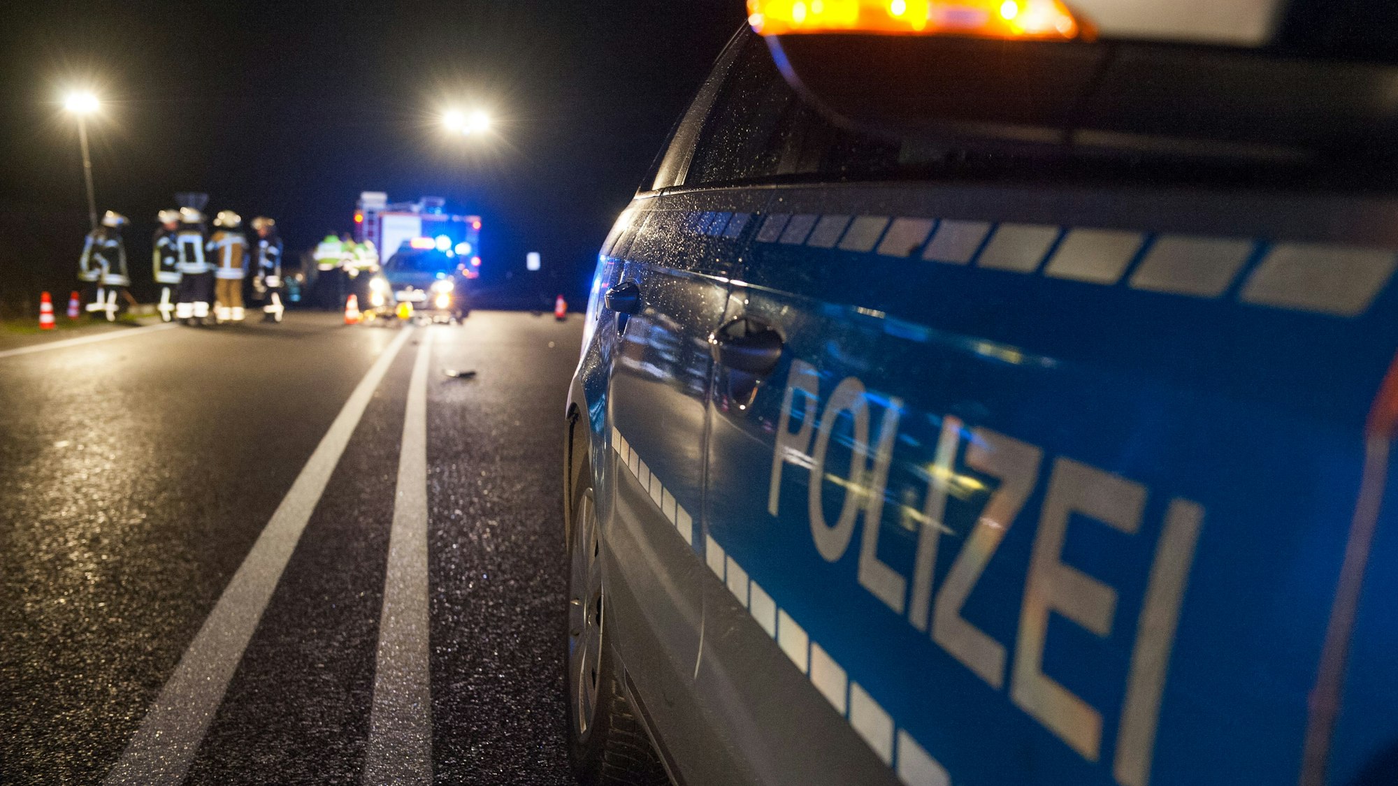 Ein Polizeiwagen im nächtlichen Einsatz. (Symbolfoto)