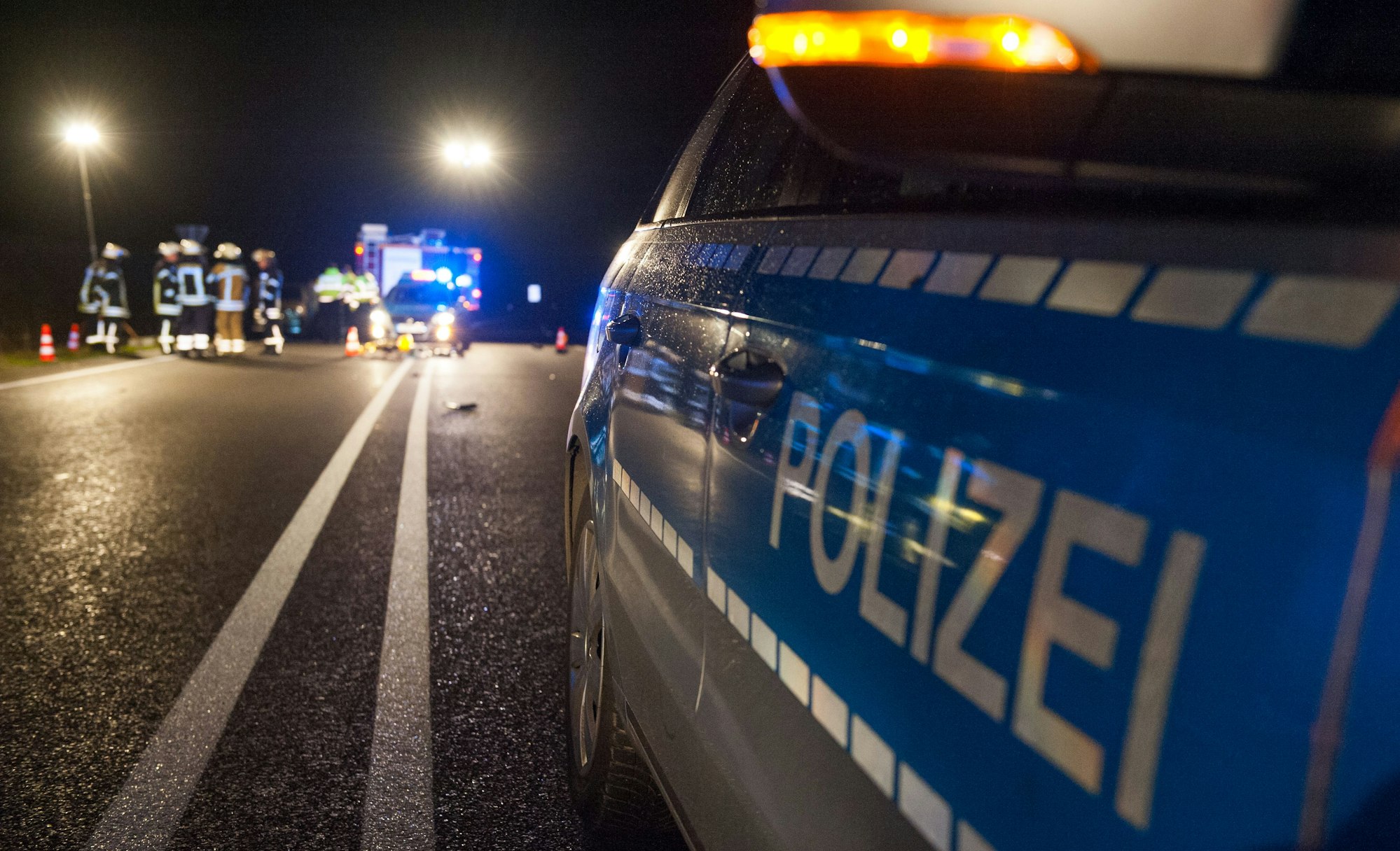 Ein Polizeiauto in der Nacht bei einem Einsatz. (Symbolfoto)