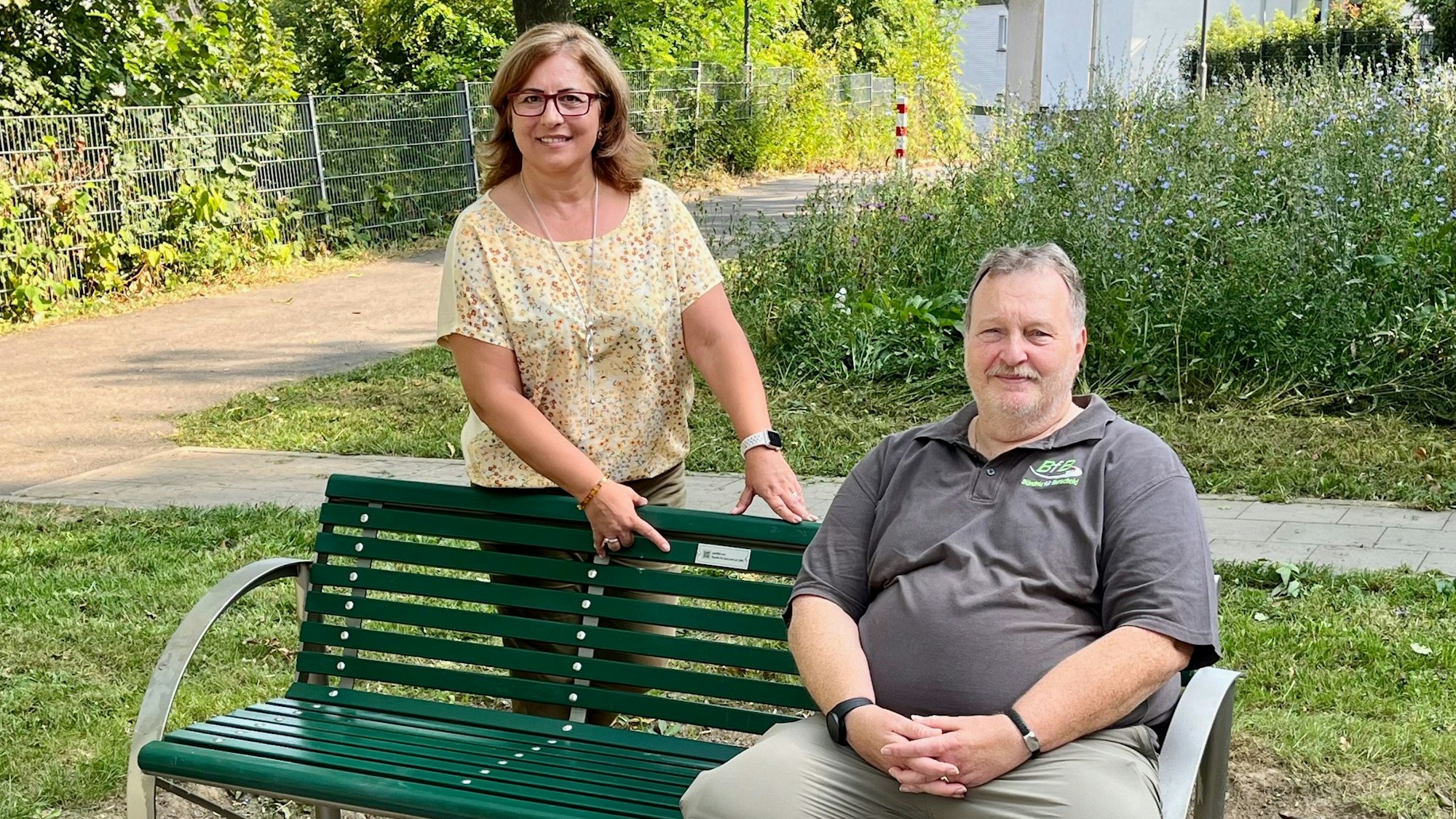 Das Bündnis für Burscheid stiftet eine Parkbank für den neuen Bouleplatz:  die stellvertretende Bürgermeisterin, Stella Ignatz (BfB), und BfB-Vorsitzender Volker Höttgen