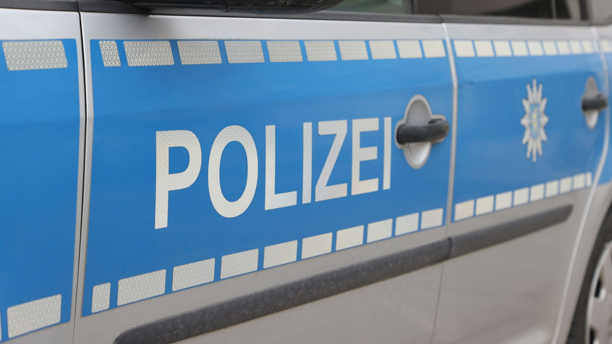 Schriftzug "Polizei" an einem Dienstauto der Thüringer Polizei.