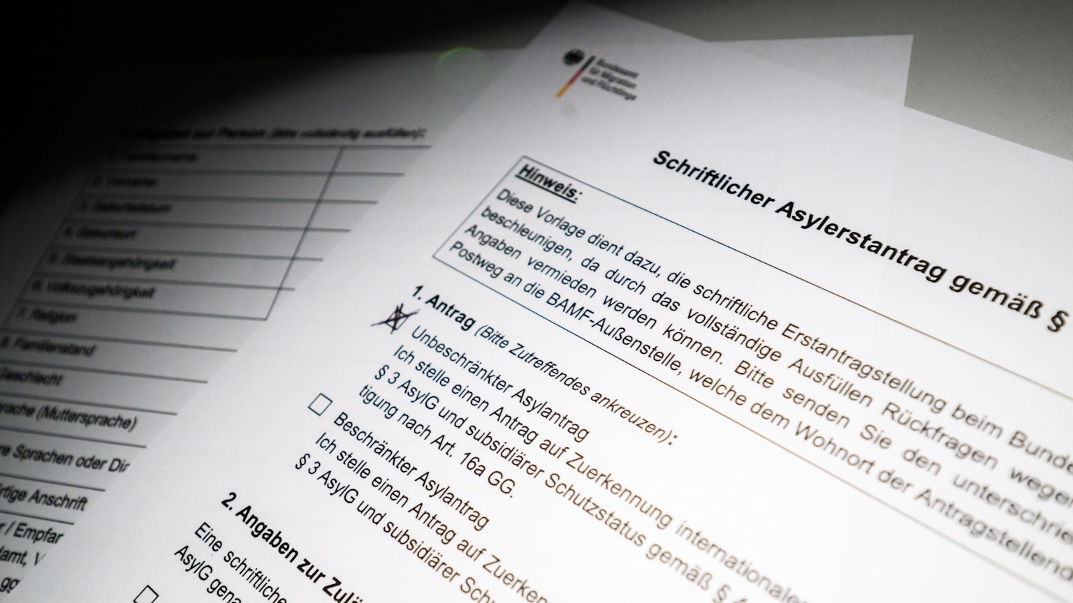 Ein schriftlicher Asylerstantrag des Bundesamts für Migration und Flüchtlinge (BAMF) liegt auf einem Tisch (gestellte Szene)
