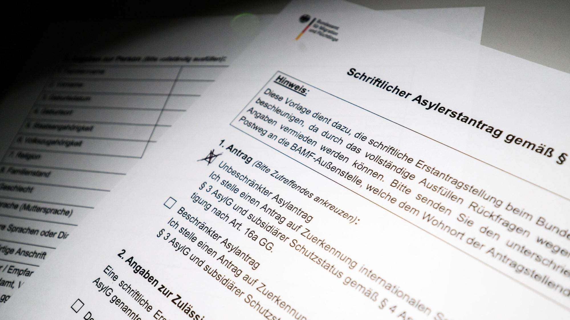 Ein schriftlicher Asylerstantrag des Bundesamts für Migration und Flüchtlinge (BAMF) liegt auf einem Tisch (gestellte Szene)