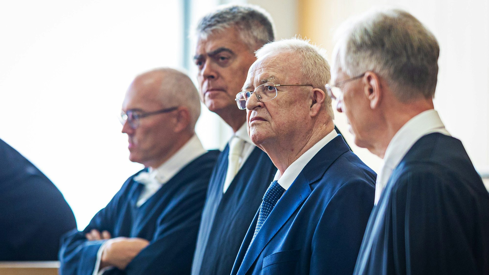 Martin Winterkorn (2.v.r), ehemaliger Vorstandsvorsitzender der Volkswagen AG, steht in einem Saal des Landgerichts Braunschweig zwischen seinen Verteidigern.