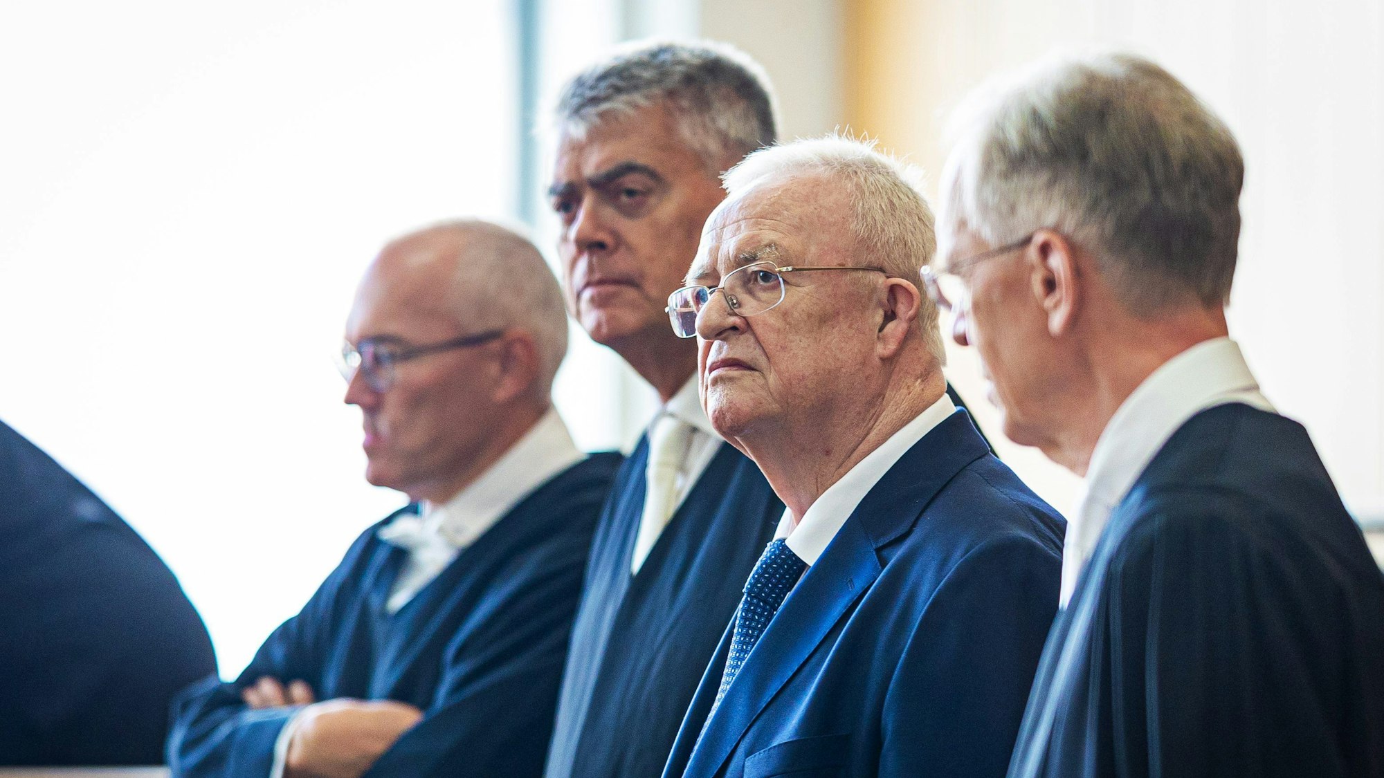 Martin Winterkorn (2.v.r), ehemaliger Vorstandsvorsitzender der Volkswagen AG, vor dem Landgericht Braunschweig