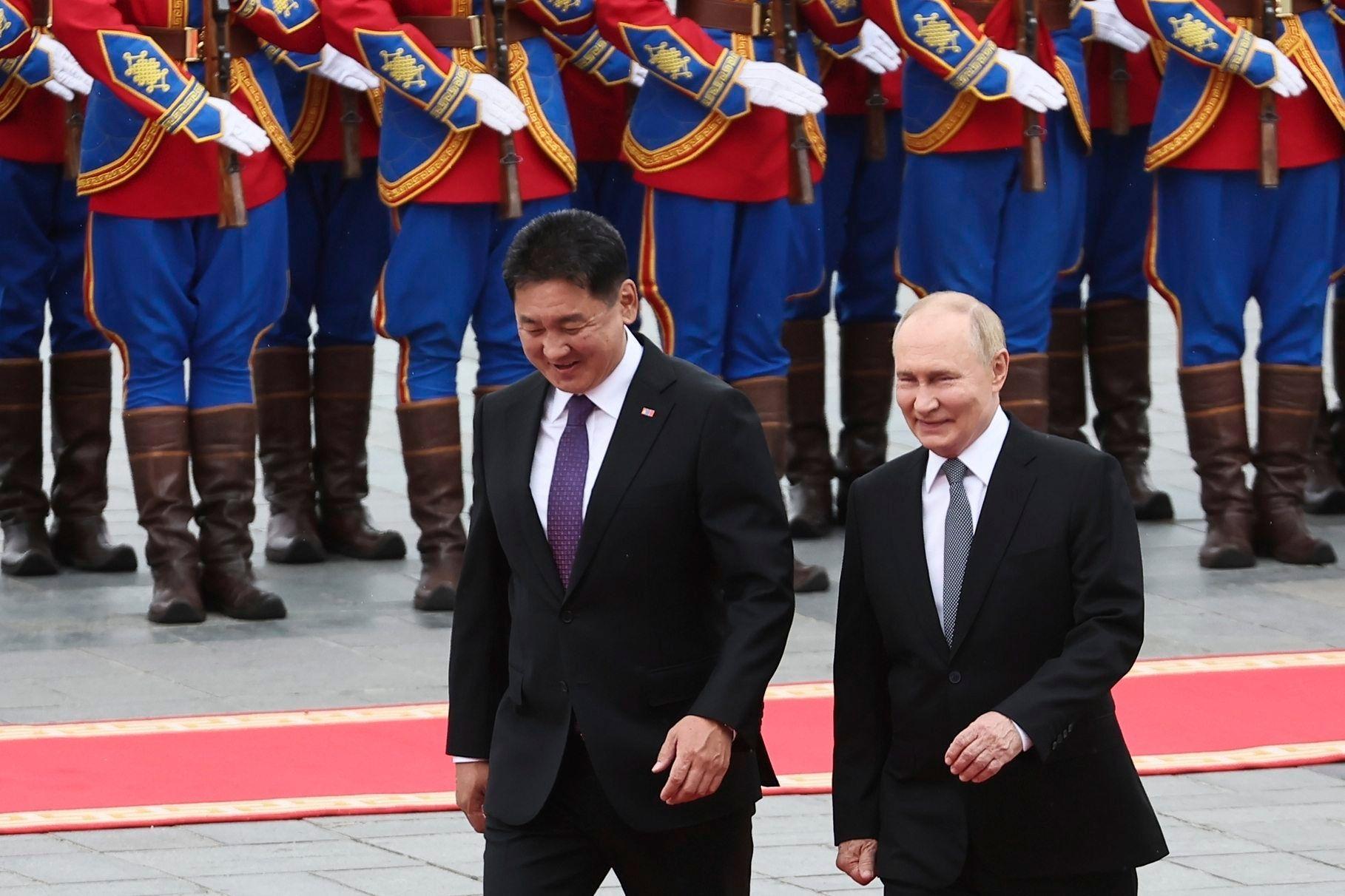 Putin in Mongolei: Ehrengarde statt Festnahme – Moskau droht Richtern ...