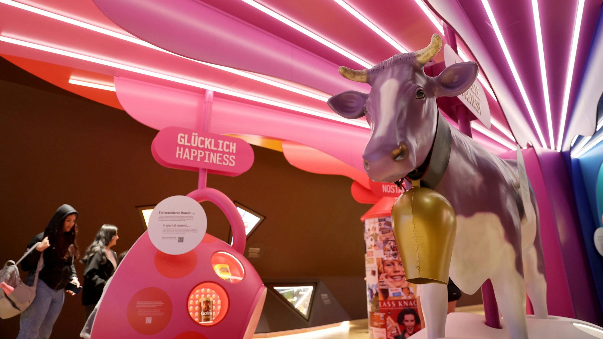 Auch die lila Milka-Kuh ist Teil der neuen Ausstellung.Köln, RSK, Buntes Schoko-Museum