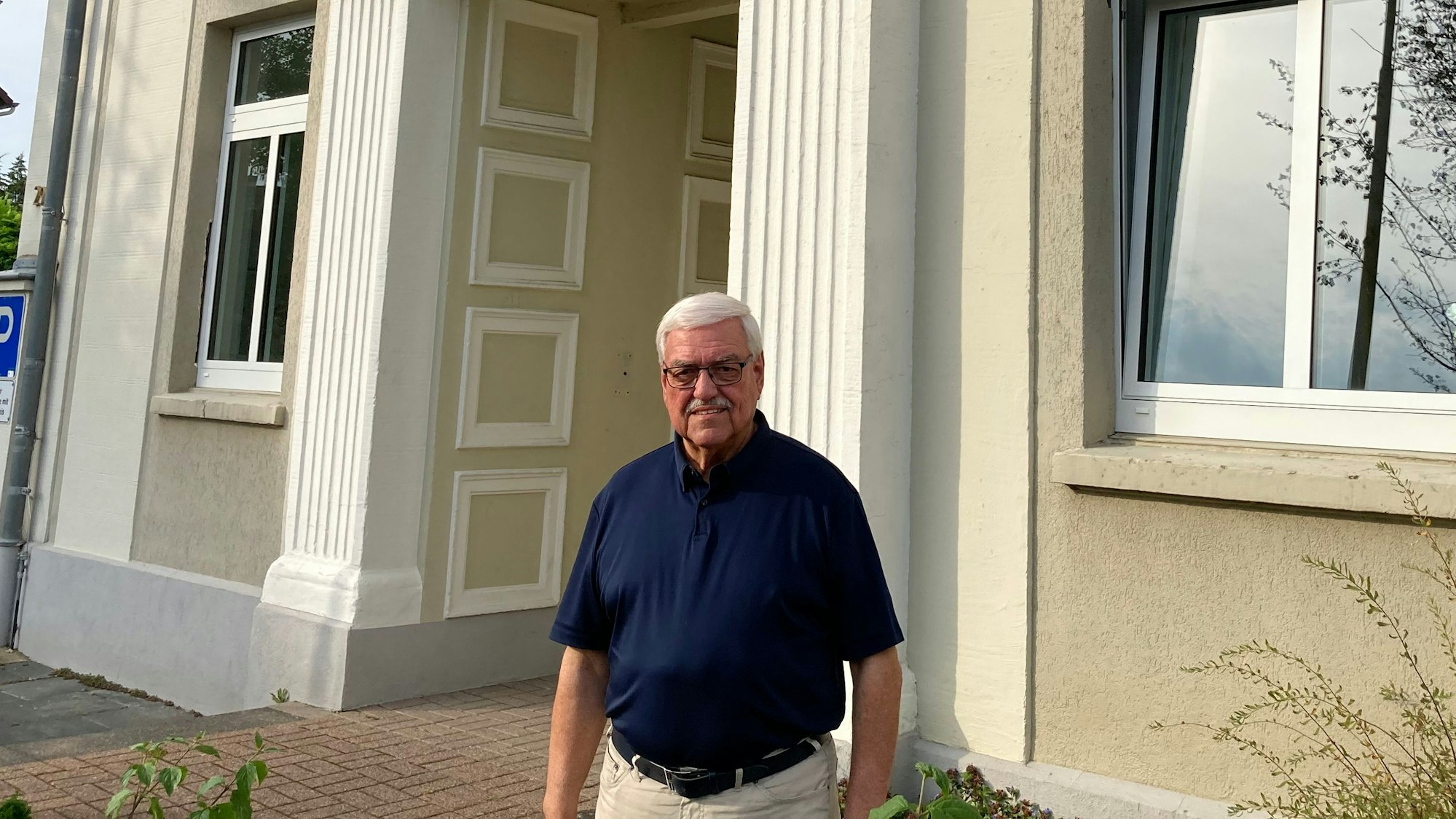 Hans Peter Nußbaum steht vor dem Rathaus.