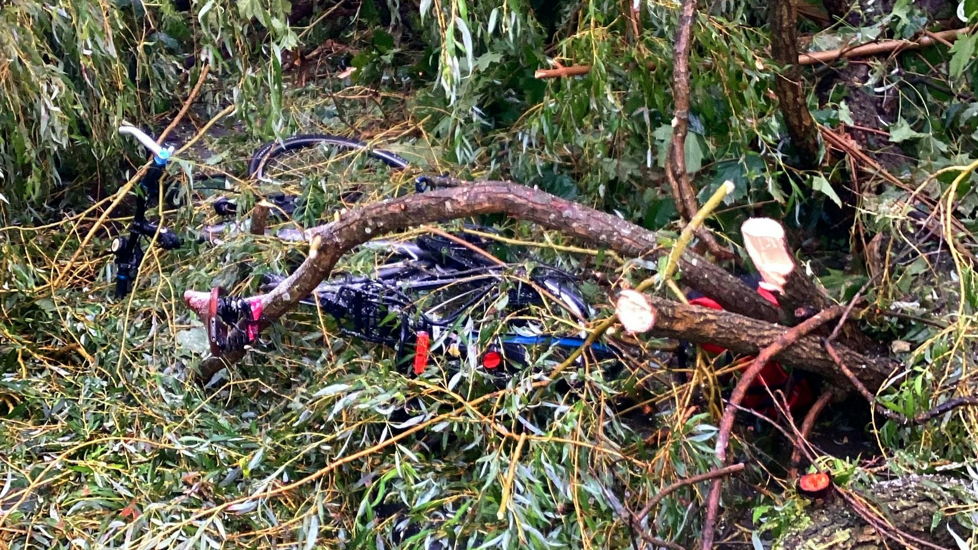 Das zerstörte Fahrrad an der Einsatzstelle in der Stadtmitte von Bergisch Gladbach.